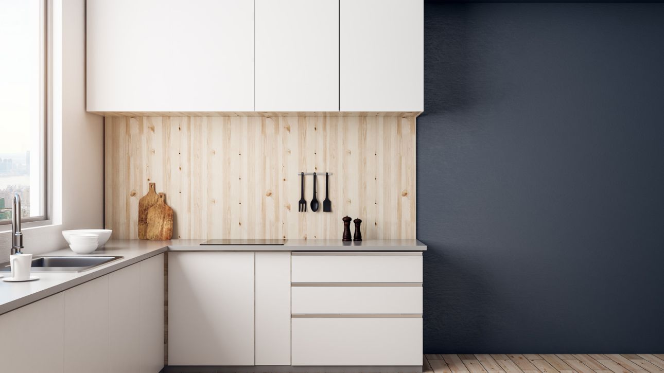 Moderne weiße Küche mit Holzverkleidung an der Wand