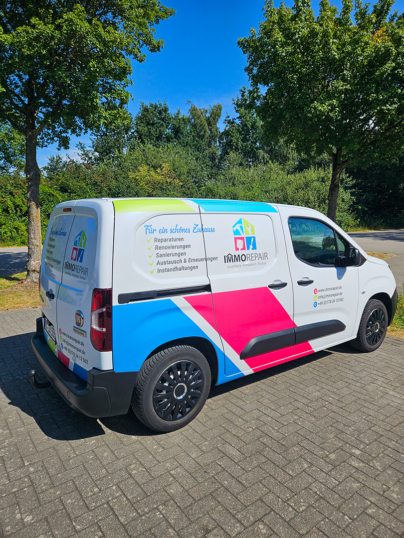 Firmenwagen Immorepair mit Logo und Kontaktdaten als Aufdruck