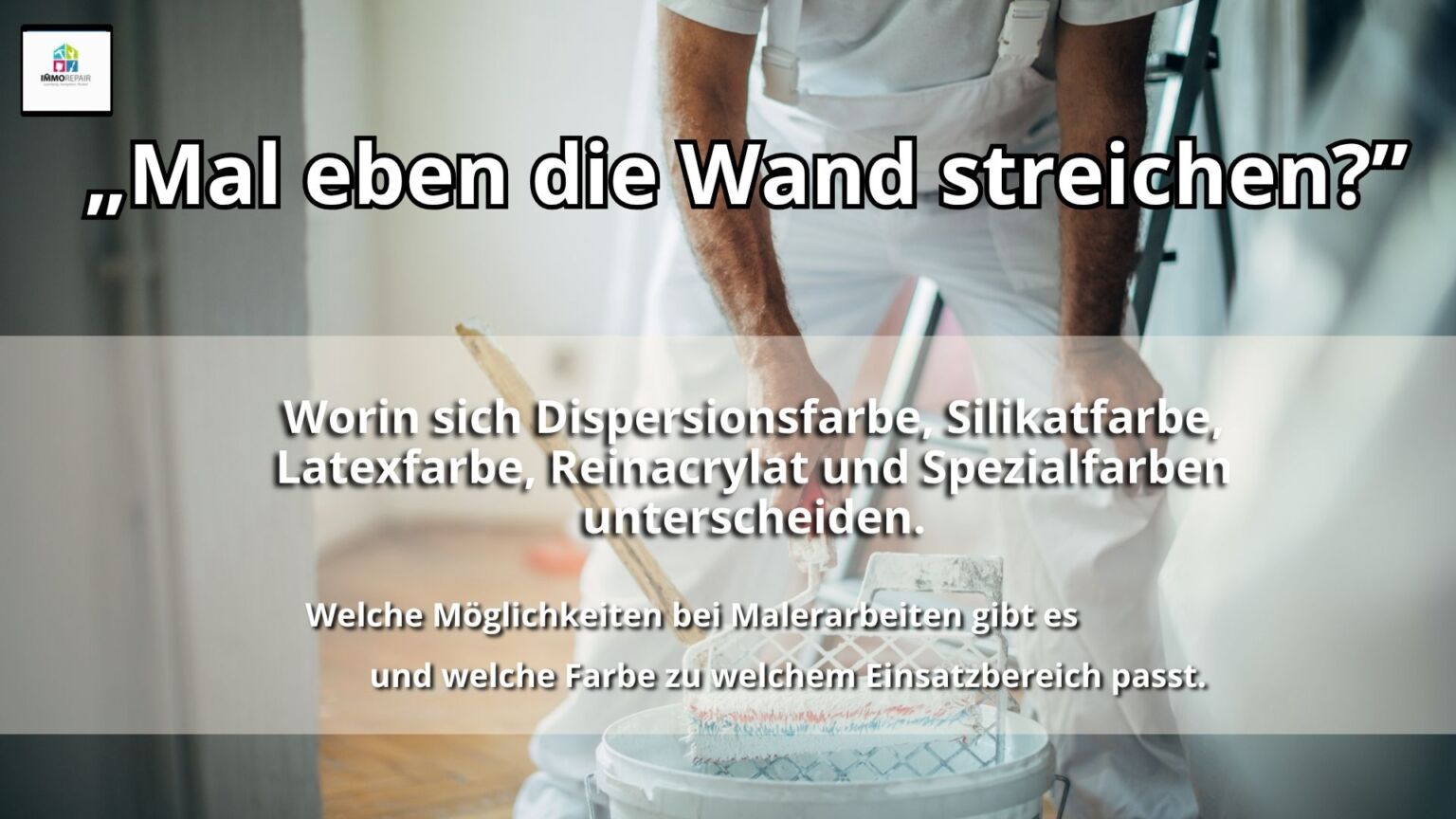 Maler streicht Farbrolle am Rollgitter über einem Farbeimer ab, vorbereitet für den Anstrich