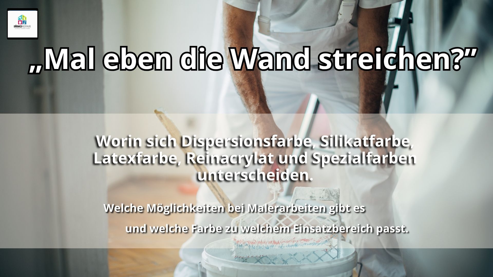 Maler streicht Farbrolle am Rollgitter über einem Farbeimer ab, vorbereitet für den Anstrich