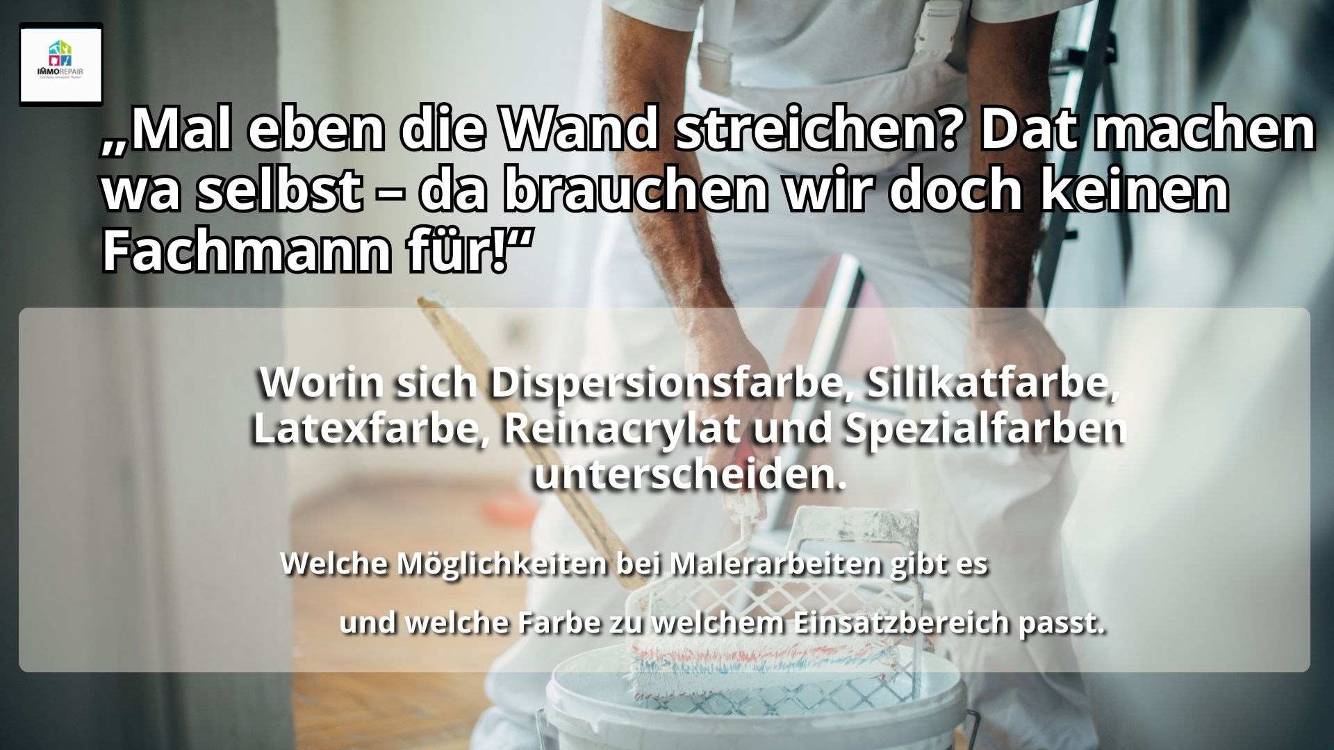 Maler streicht Farbrolle am Rollgitter über einem Farbeimer ab, vorbereitet für den Anstrich