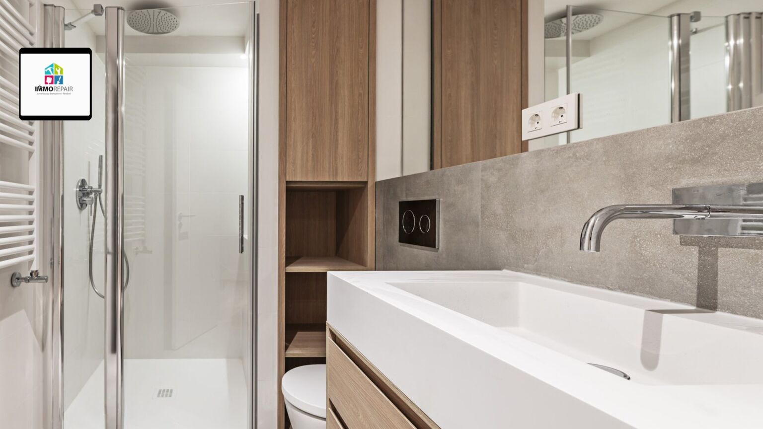 Modernes Badezimmer mit Glasduschkabine, Regenbrause, wandhängendem WC und breitem Waschtisch auf einem Holzunterschrank