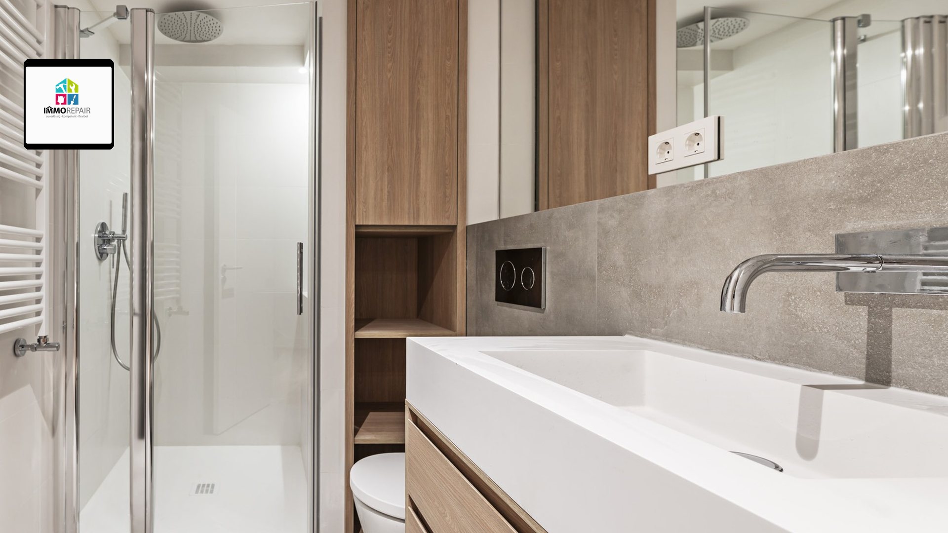 Modernes Badezimmer mit Glasduschkabine, Regenbrause, wandhängendem WC und breitem Waschtisch auf einem Holzunterschrank
