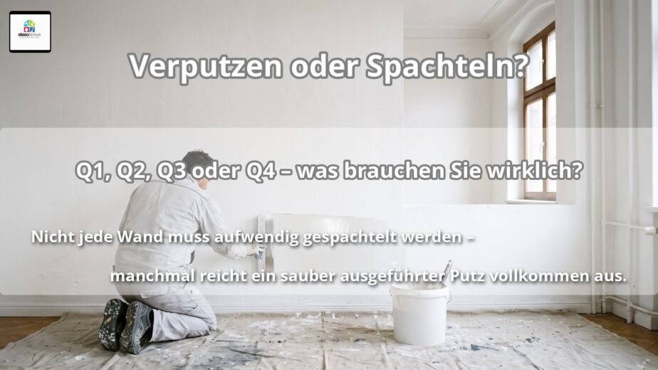 Handwerker kniet auf einem Abdeckvlies und zieht frische Spachtelmasse mit einem breiten Flächenspachtel über eine helle Innenwand im Altbau